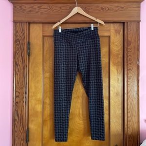 Black and grey full length leggings.